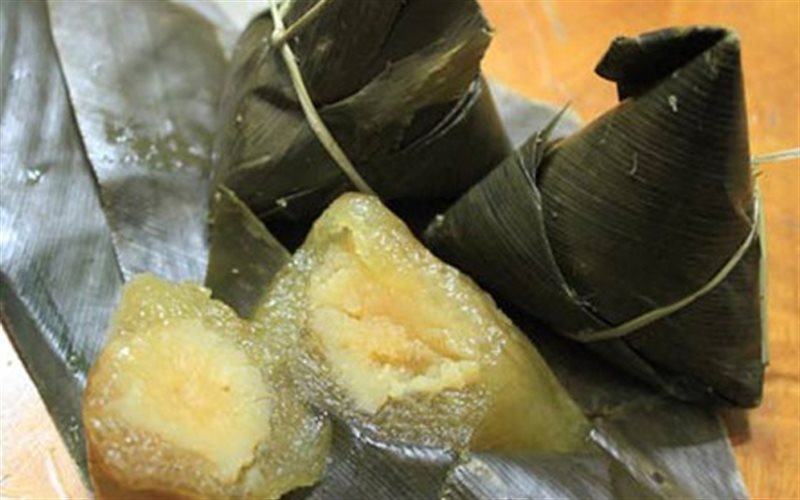 Delicious cake is a flexible dough but does not stick to the teeth, bite a piece of the tongue to feel the sweetness of sugar, the aroma of sticky rice, the fatty taste of coconut or the fleshy taste of green beans and the aroma of banana leaves.