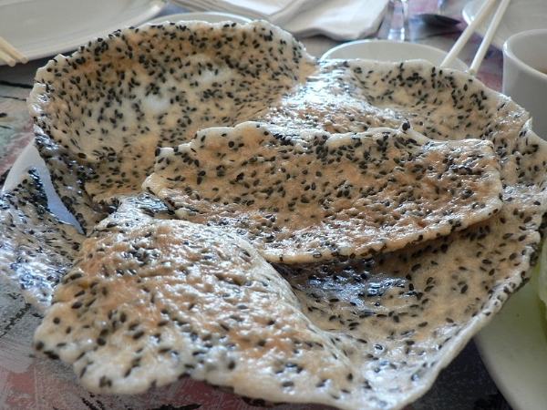 Sesame rice cake uses the main ingredients are rice, sesame and tapioca starch.