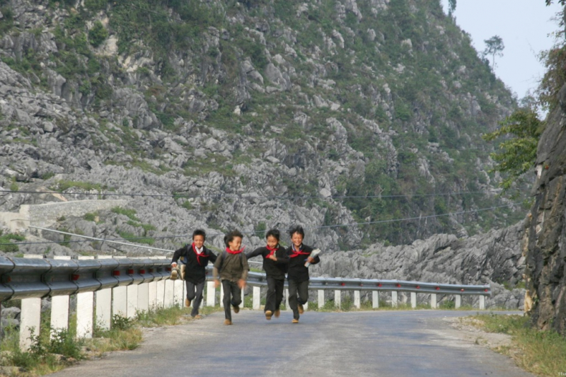 School boys running around on the Ma Pi Leng pass