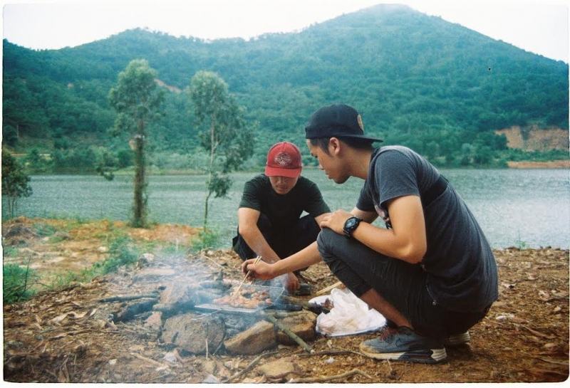 Grilling meat on the bank of Nui Bau lake