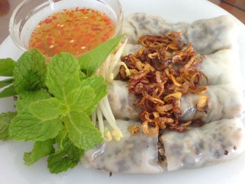 On the other hand, Banh cuon also attracts people to enjoy because of its hot, fragrant and ecstatic dipping sauce
