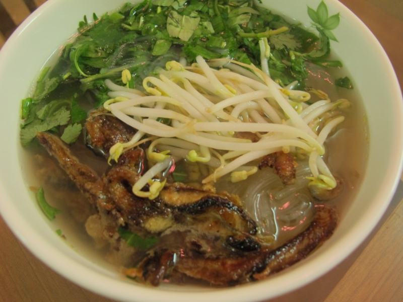 A bowl of hot eel vermicelli with deep-fried eel meat, fragrant sweet broth and some raw vegetables is an irresistible dish.
