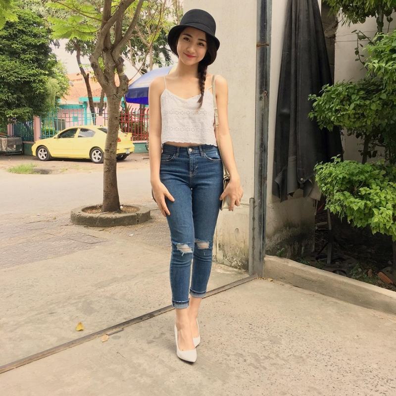 Hoa Minzy confidently walks down the street with a dynamic and stylish two-piece shirt and ripped jeans