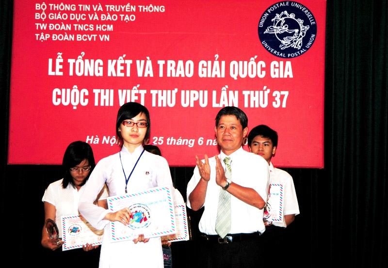 Ho Thi Que Chi at the 37th UPU International Letter Writing Competition Award Ceremony
