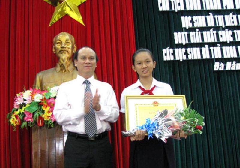 Ho Thi Hieu Hien at the 39th UPU International Letter Writing Competition Award Ceremony