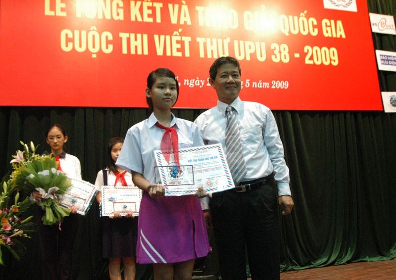 Nguyen Dac Xuan Thao at the 38th UPU International Letter Writing Contest Award Ceremony