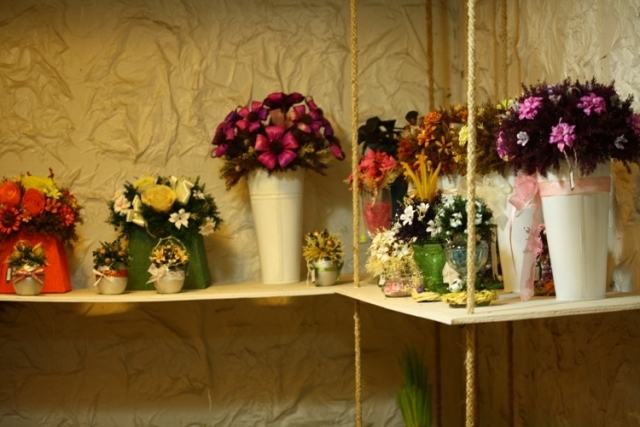 Do not use artificial flowers, dried flowers to decorate the bedroom