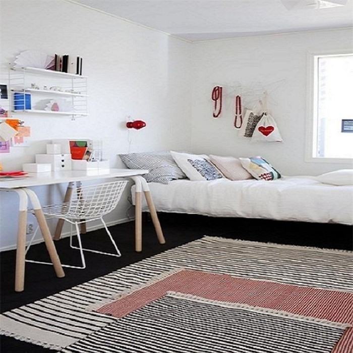Do not divide the bedroom into many small spaces inside.