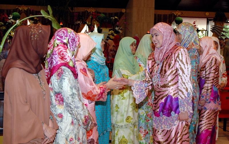 The people of Brunei are always hospitable and always enthusiastically welcome guests, even though their country's rituals are extremely strict.