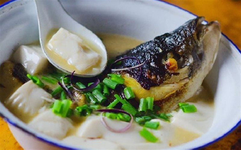 Carp fish soup cooked tofu is a dish that helps mothers have more milk, improve health without gaining weight.