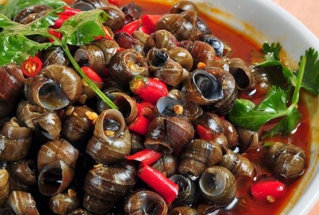 Stir-fried snail with lemongrass and chili