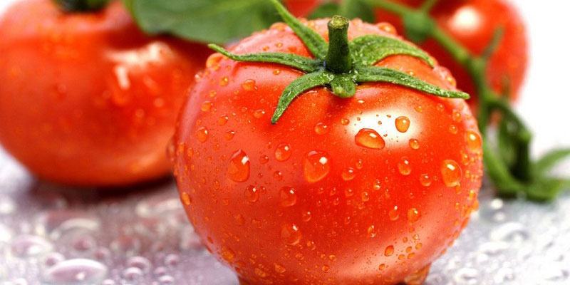 Do not eat tomatoes before meals to avoid increasing the amount of acid in the stomach.