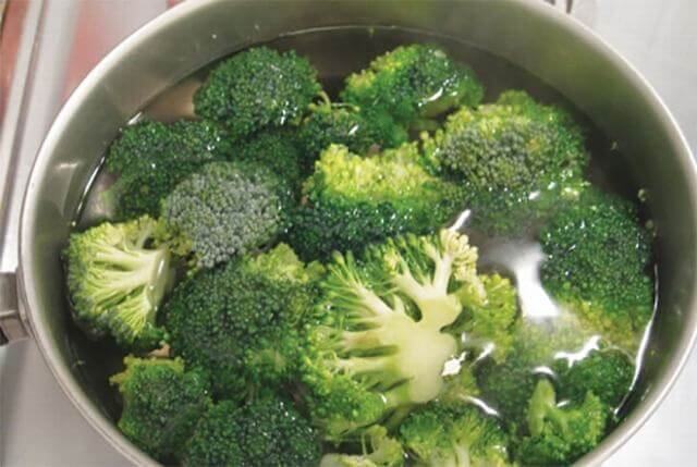 Many people often have a habit after removing the dirt that clings to vegetables, often soaking vegetables in water for too long to make vegetables cleaner.