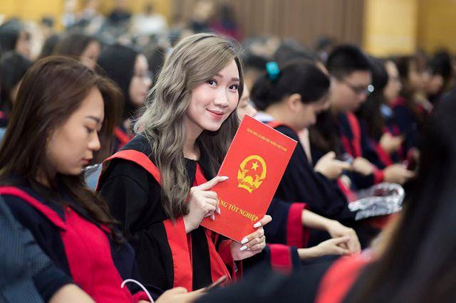 Vietnamese-Laotian female student Alisa Sivilay shares moments from her graduation ceremony