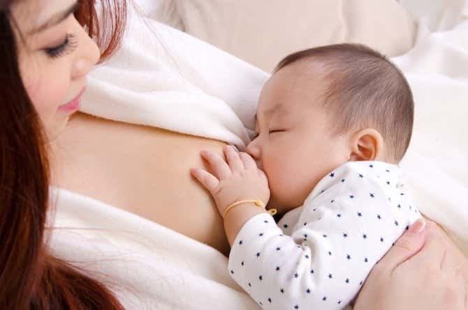Breastfeeding helps baby stabilize weight