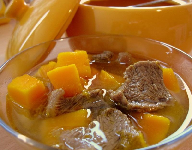 Pumpkin steamed beef is attractive and nutritious