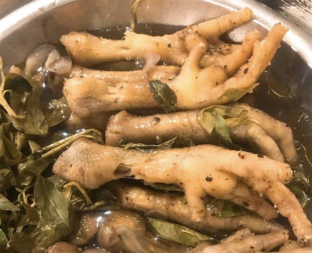 Steamed chicken feet with laksa leaves
