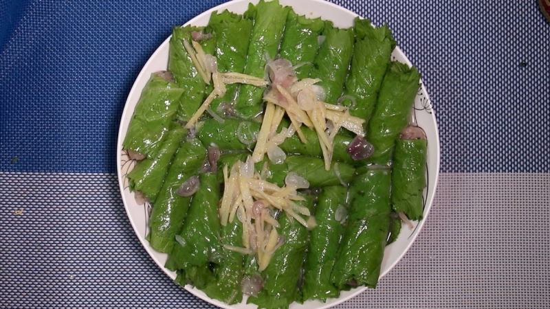Green cabbage rolls with steamed scad fish with ginger