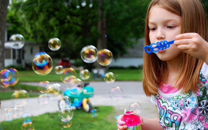 Movement game: Blowing soap bubbles