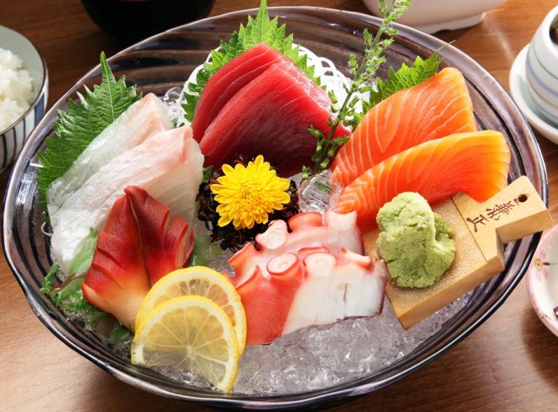 Each type of Sashimi will have its own dipping sauce depending on the type of seafood used (Source: Collectibles)