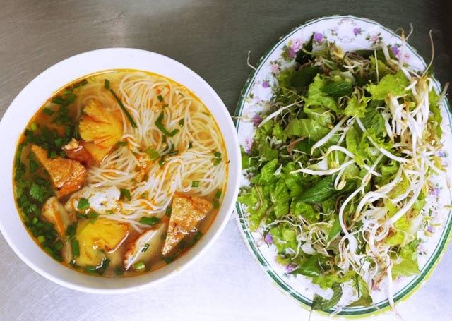 Binh Dinh fish vermicelli with raw vegetables
