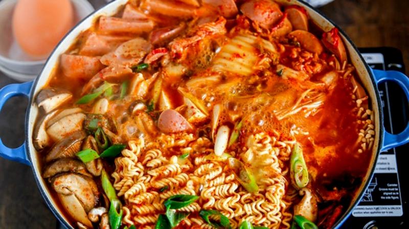 Korean kimchi noodles