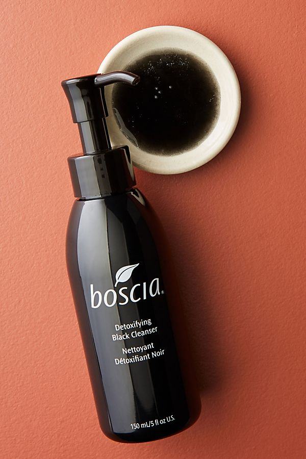 Detoxifying Black Cleanser is a gel cleanser with a combination of activated charcoal and vitamin c, so it not only cleanses, purifies the skin, shrinks pores, removes impurities, excess oil, exfoliates dead cells, and removes impurities. and brightens skin, but it can also help you refine texture and even out skin tone.