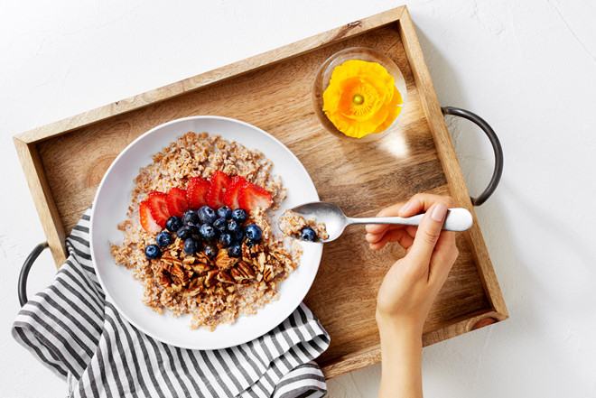 Giảm cân an toàn là ăn sáng đầy đủ và ăn ít hơn ở các bữa còn lại