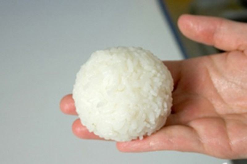 Hot rice or hot sticky rice helps the milk to cook quickly and fragrant