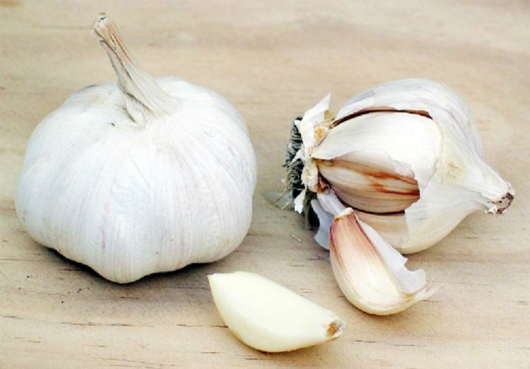 Peel garlic quickly