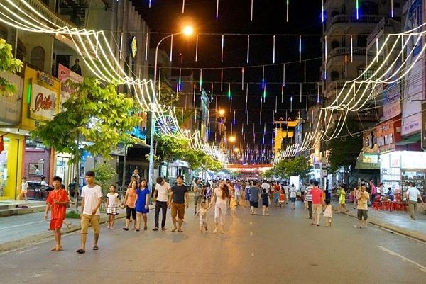 Walking Street will be very suitable for you who are looking for a place to hang out in Hanoi with your lover!