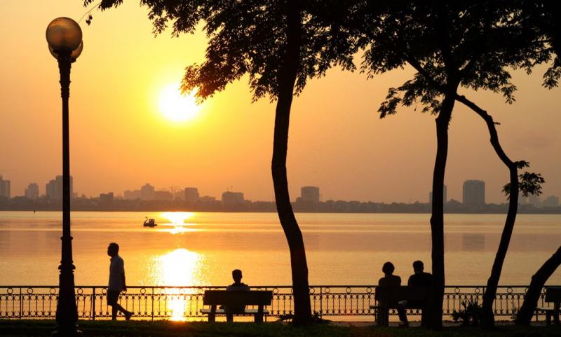 West Lake is likened to the "dating paradise" of lovers.