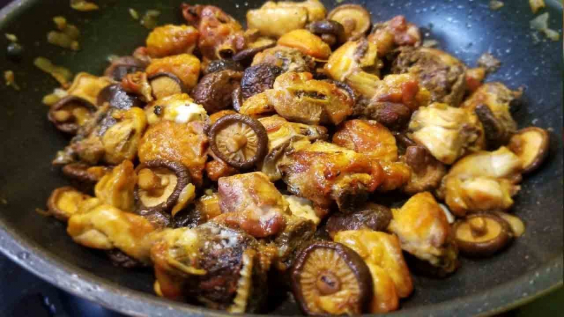 Braised chicken with mushrooms
