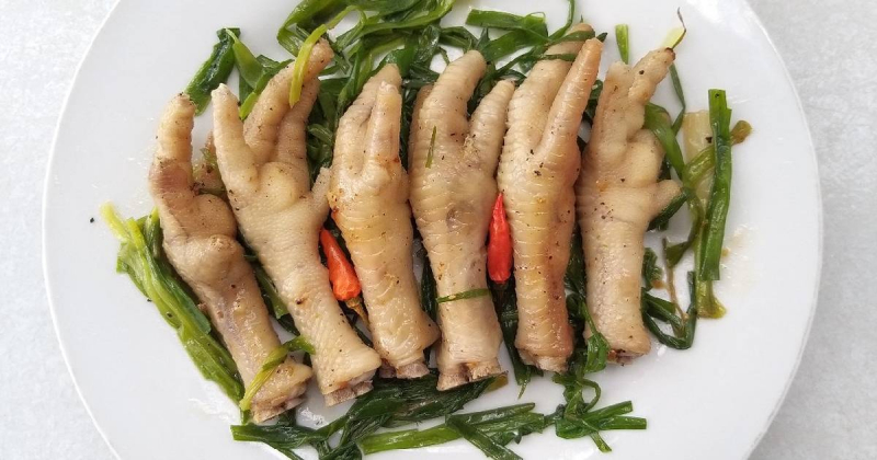 Steamed chicken feet with onions