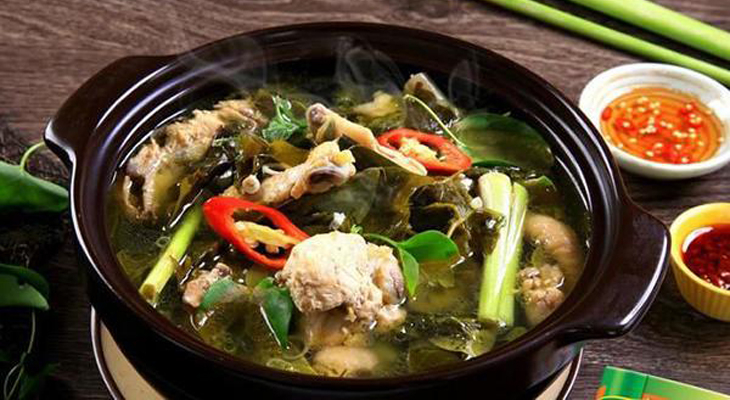 Chicken soup cooked with leaves