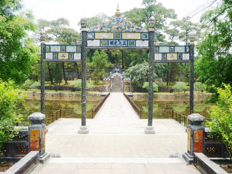 It can be said that the beauty of Hue's Minh Mang Tomb is a combination of classical, traditional, and Confucian colors but still has not lost its poetic, romantic and poetic qualities.