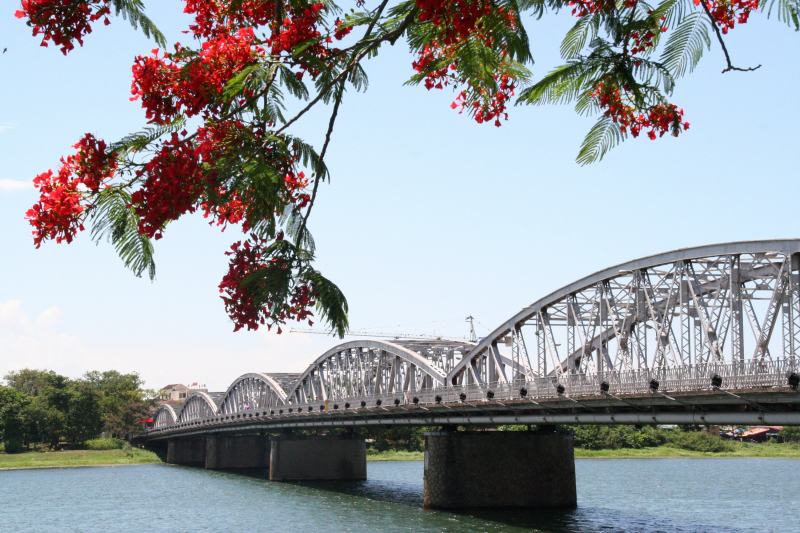 Truong Tien Bridge carries a lot of emotions of the people of Hue and contains many emotions of tourists everywhere when having the opportunity to visit.