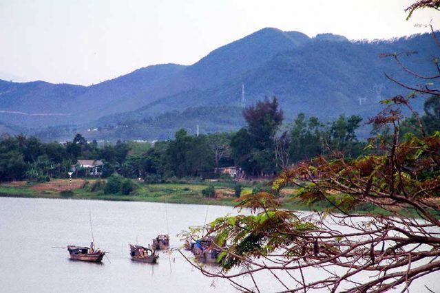 The beauty here comes from the combination of mountains and Perfume River, visitors can fully admire this unique poetic beauty in Hue.