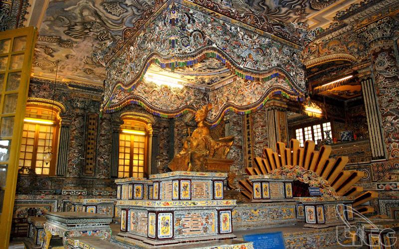 Tomb of King Khai Dinh in Hue is truly a valuable work in terms of art and architecture, enriching and diversifying the complex of tombs of the ancient capital.