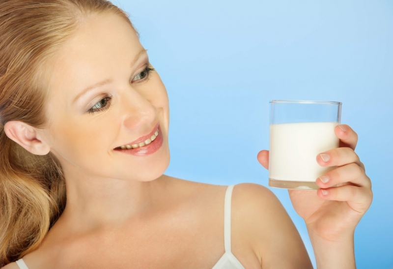 A glass of fresh milk without sugar before going to bed will help you sleep well