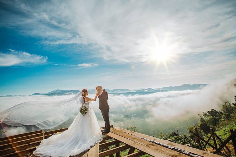 Wedding photos at the foothills of clouds in Dalat