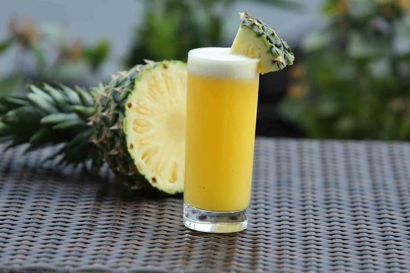 Pineapple is rich in fiber, reduces acidity and bloating, and is very good for the intestines.