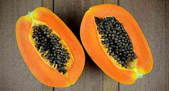 Papaya is also rich in fiber, which prevents constipation and relieves constipation.