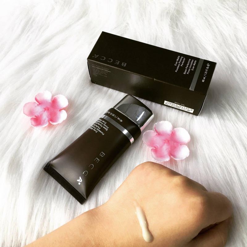 Becca Ever-Matte Poreless Priming Perfector is the ideal water-based primer for those with oily skin with large pores.