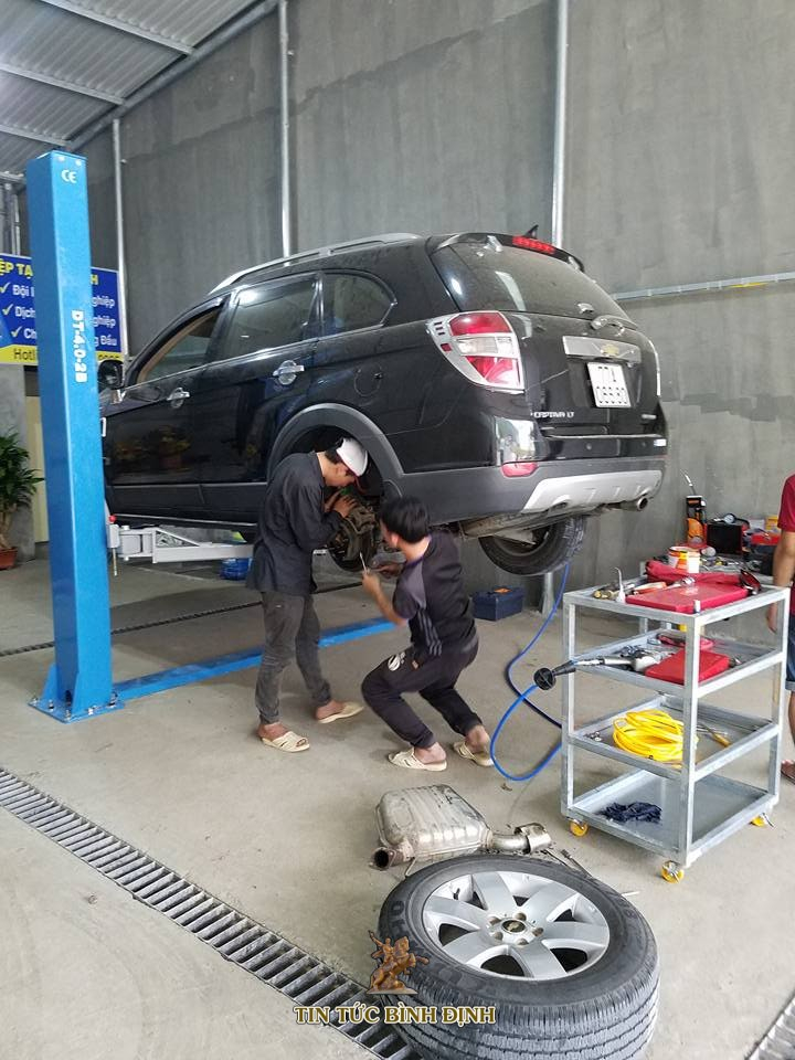 Car is being repaired by swuxa