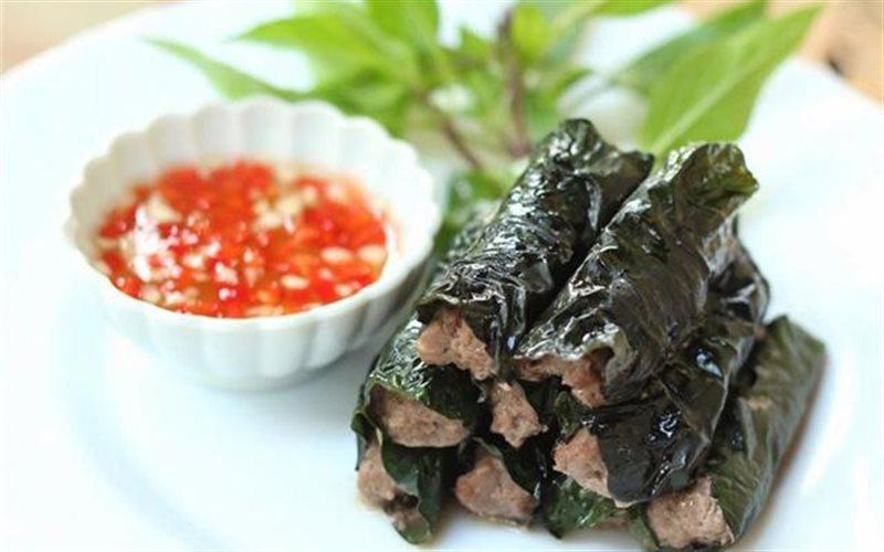 Grilled beef with lemongrass and guise leaves