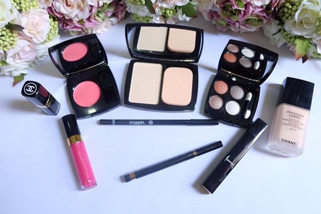 You can give your mother a simple but convenient makeup set.
