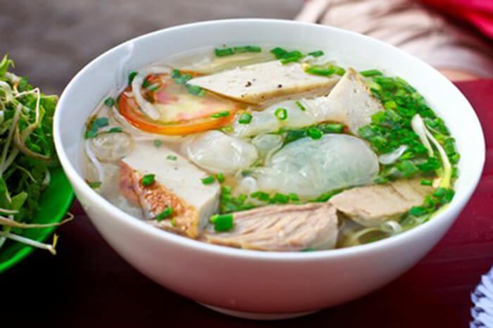 The bowl of vermicelli noodles is clear, featuring chewy white jellyfish meat