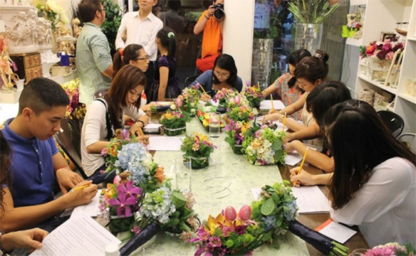 Students at the evening flower arrangement class in Thu Duc District
