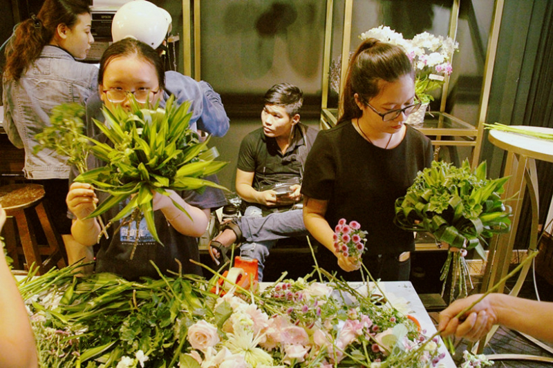 Students studying in Vietnam - Edu will be taught how to arrange wedding flowers, opening flower arrangements, birthday flower arrangements, basket flower arrangements.